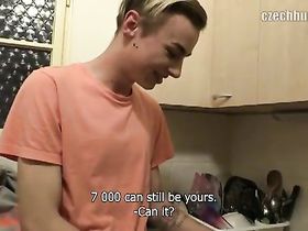 Красавчик впускает член в свою попу за деньги