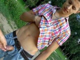 Парня приковали наручниками и подрочили член