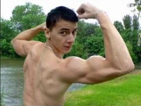 Одинокий красавчик качек дрочит длинный ствол руками