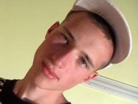 Парень в бейсболке дрочит член на кастинге