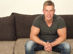 Парень блондин дрочит член перед камерой